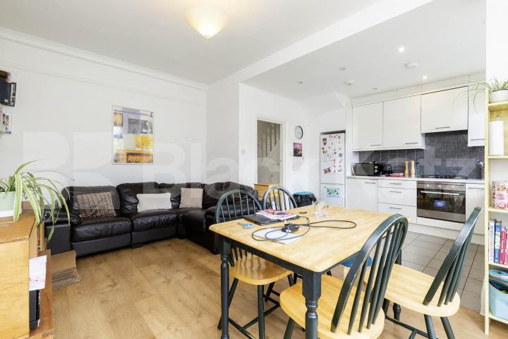 Large three bedroom split level house with garden mins to tube & shops!  Fairlawn Ave, East Finchley